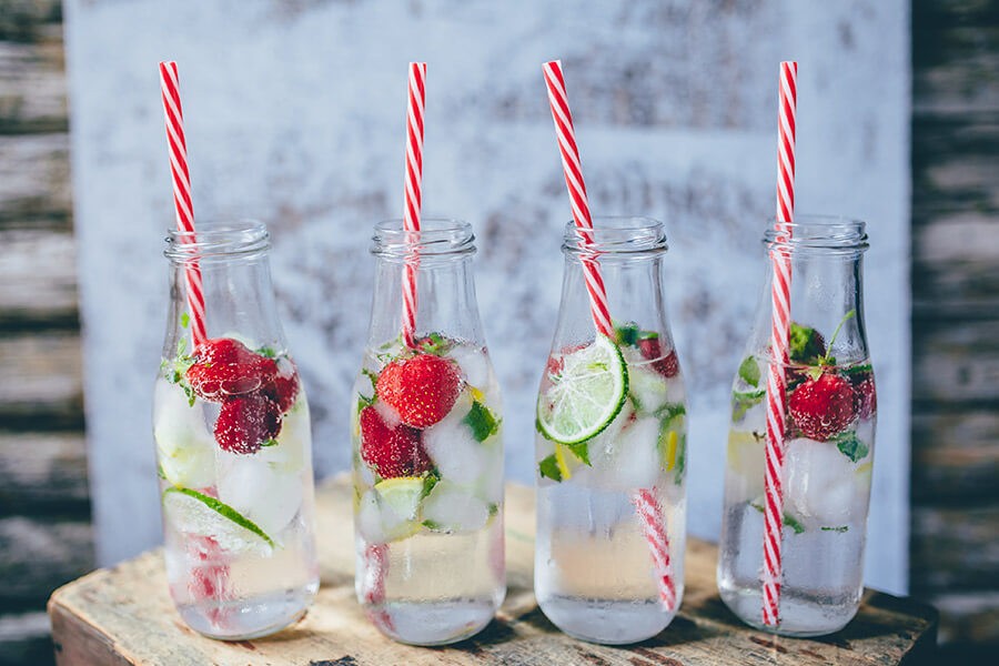 4 bicchieri d'acqua ghiacciata, aromatizzata alla frutta