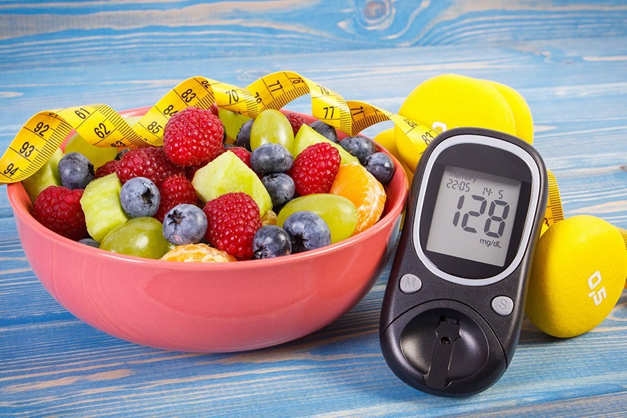 ciotola di frutta e misuratore glucosio