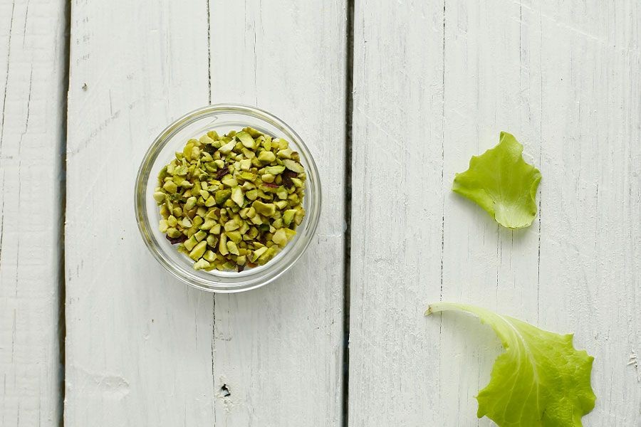 una ciotola di pistacchi a pezzi