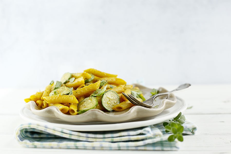 ricetta penne integrali con zucchine e curcuma